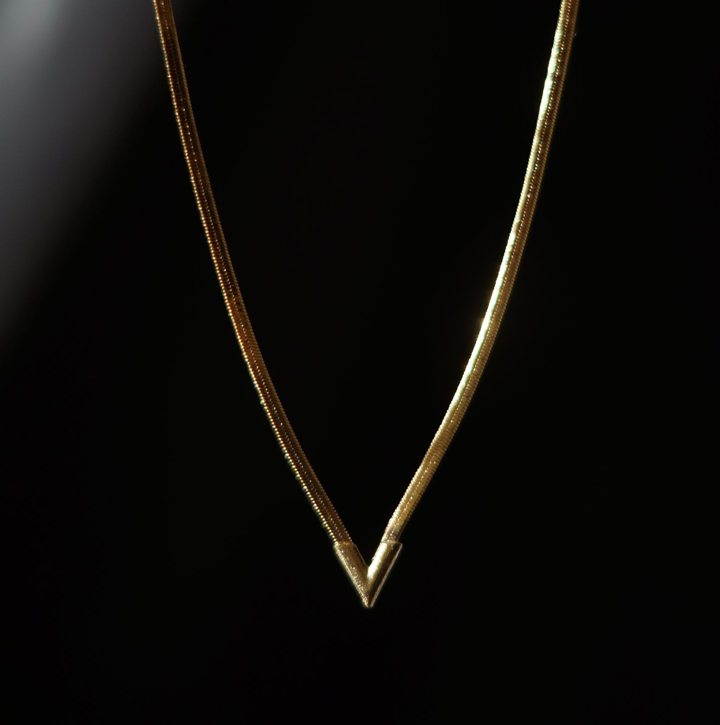 Колие V-shape minimalist design