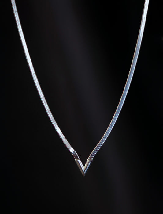 Колие V-shape minimalist design